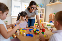 Erzieherin betreut Kinder in Magdeburg